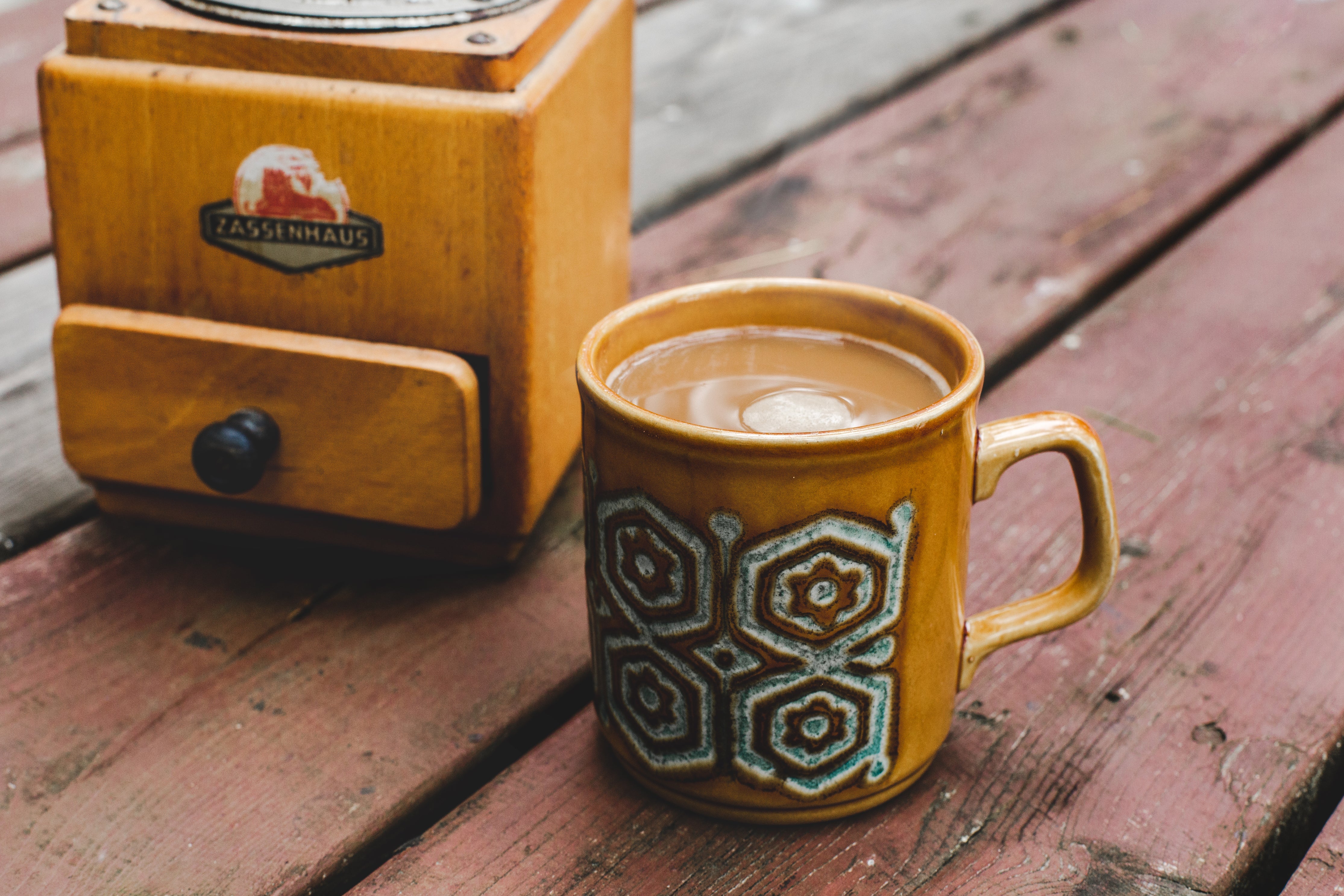 mobile_coffee-on-rustic-cottage-table.jpg